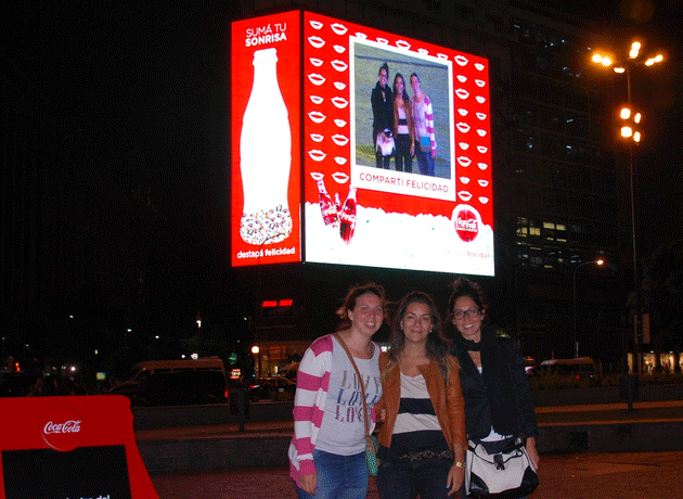 Coca Cola Invita A Compartir Sonrisas Frente Al Obelisco