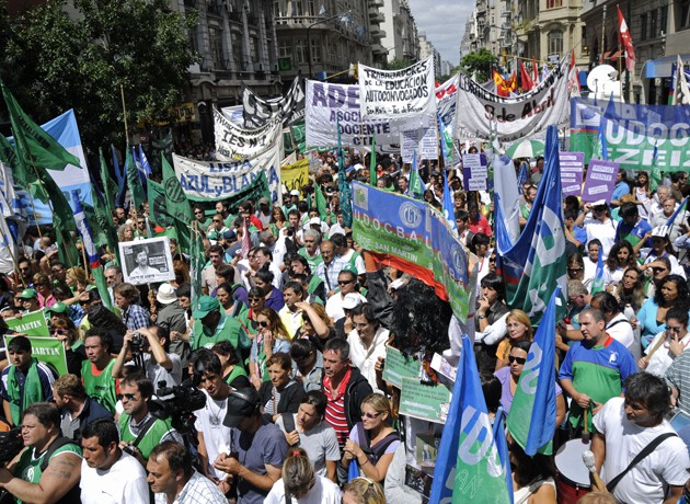 Docentes bonaerenses afirman que la paritaria no se cerró y mantienen