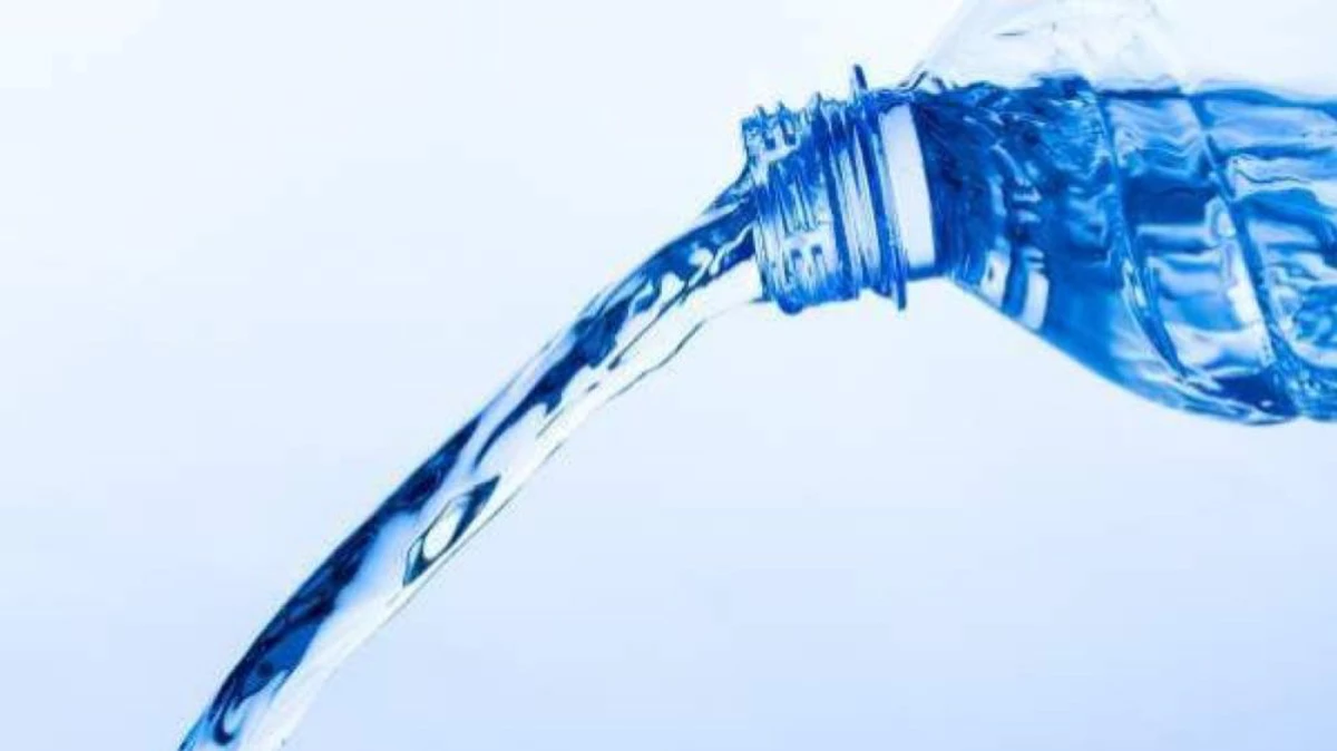 Botella de agua sin etiqueta de Amcor y Danone reduce huella de carbono en  un 21 %