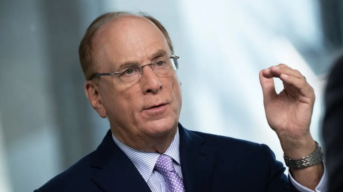 Fondos soberanos aprovechan caída de Bitcoin para comprar, según el CEO de  BlackRock
