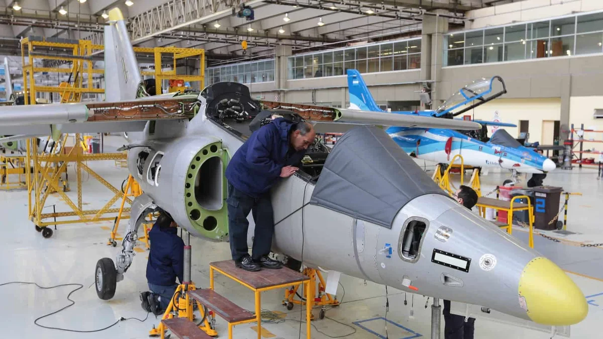 Fábrica de aviones: activan suspensiones a 720 operarios, que cobrarán 80% de sus sueldos