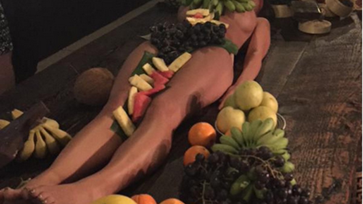Indignación con un bar de Australia por usar mujeres desnudas como bandejas  de fruta
