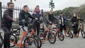 Cómo es la bicipatineta argentina que fascina a turistas europeos