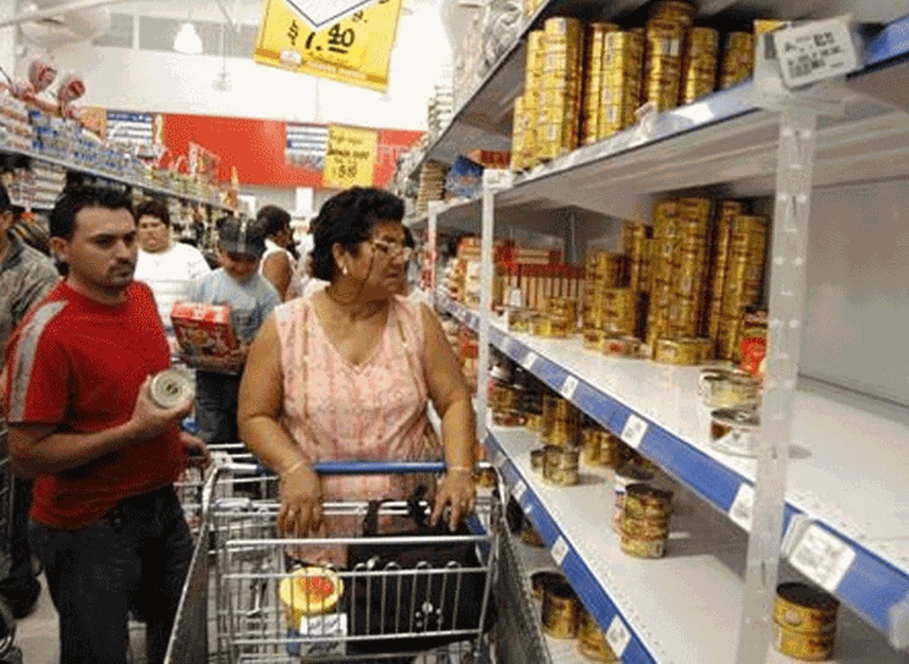 Venezuela ya tiene inflación del 60% en alimentos y un hombre muere en pelea por