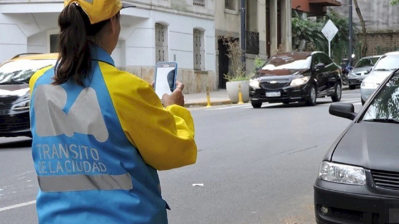 Cuidado si estacionás mal el auto en la Ciudad: esto sale pagar hoy una multa