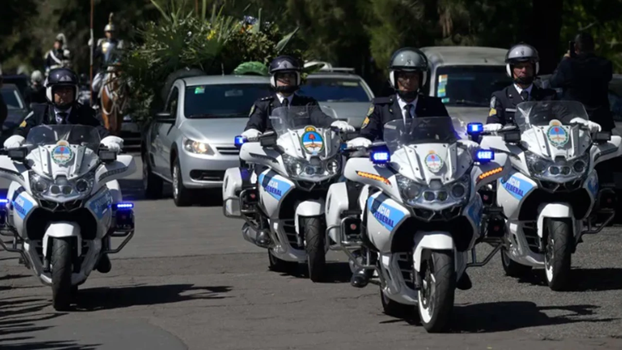 El último adiós a Carlitos Balá: multitudinaria despedida en el cementerio de la Chacarita