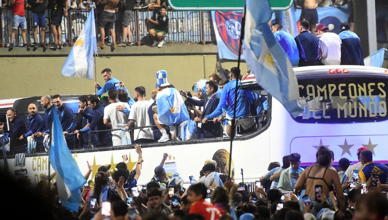 Caravana de la Scaloneta: el recorrido sigue siendo una incógnita y el micro se desvió por avenida Larrazábal