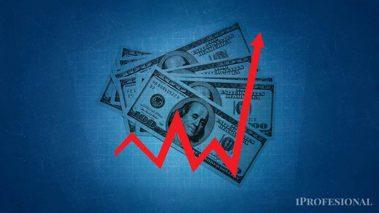 Tras victoria de Milei, el dólar blue se disparó a $1.075: ¿por qué expertos ya anticiparon una devaluación en puerta?