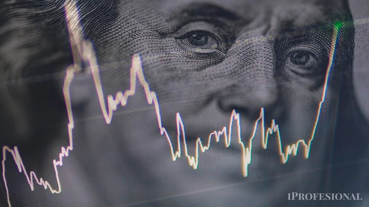 En plena escalada del blue, cuál es el nuevo precio del dólar que prevén 40 expertos para fin de año