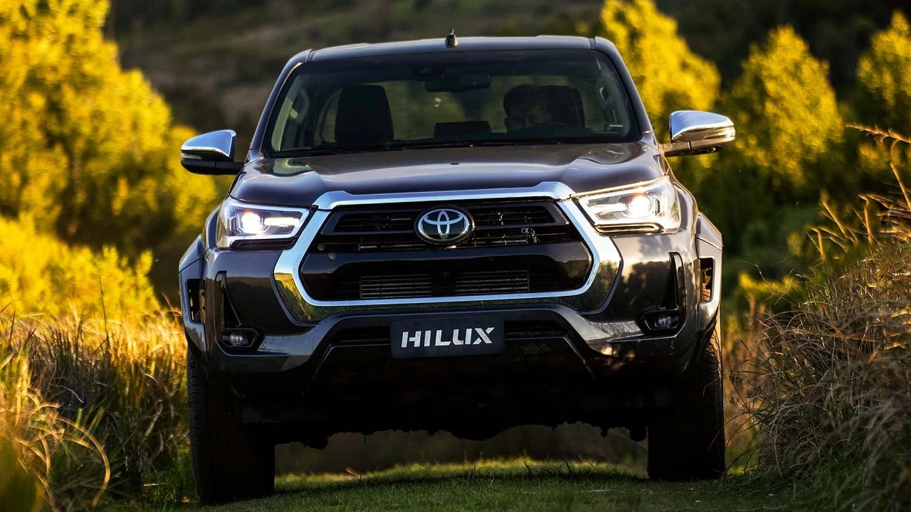 Toyota sorprende al no aumentar precios de Hilux en marzo y "apenas" subir otros 0km: mirá la lista