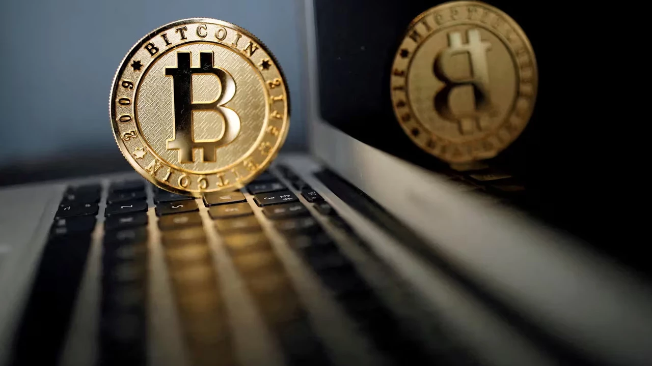 El Bitcoin retrocede por debajo de los u$s70.000 y se aleja de su récord histórico
