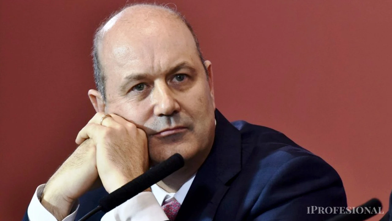 Federico Sturzenegger pone en marcha su primera gran medida y el lunes firmará la reforma del sector aerocomercial