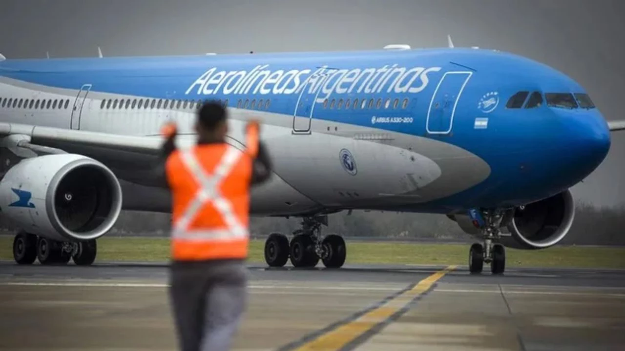 A días del tratamiento de la Ley Bases, el Gobierno analiza excluir del proyecto la privatización de Aerolíneas Argentinas