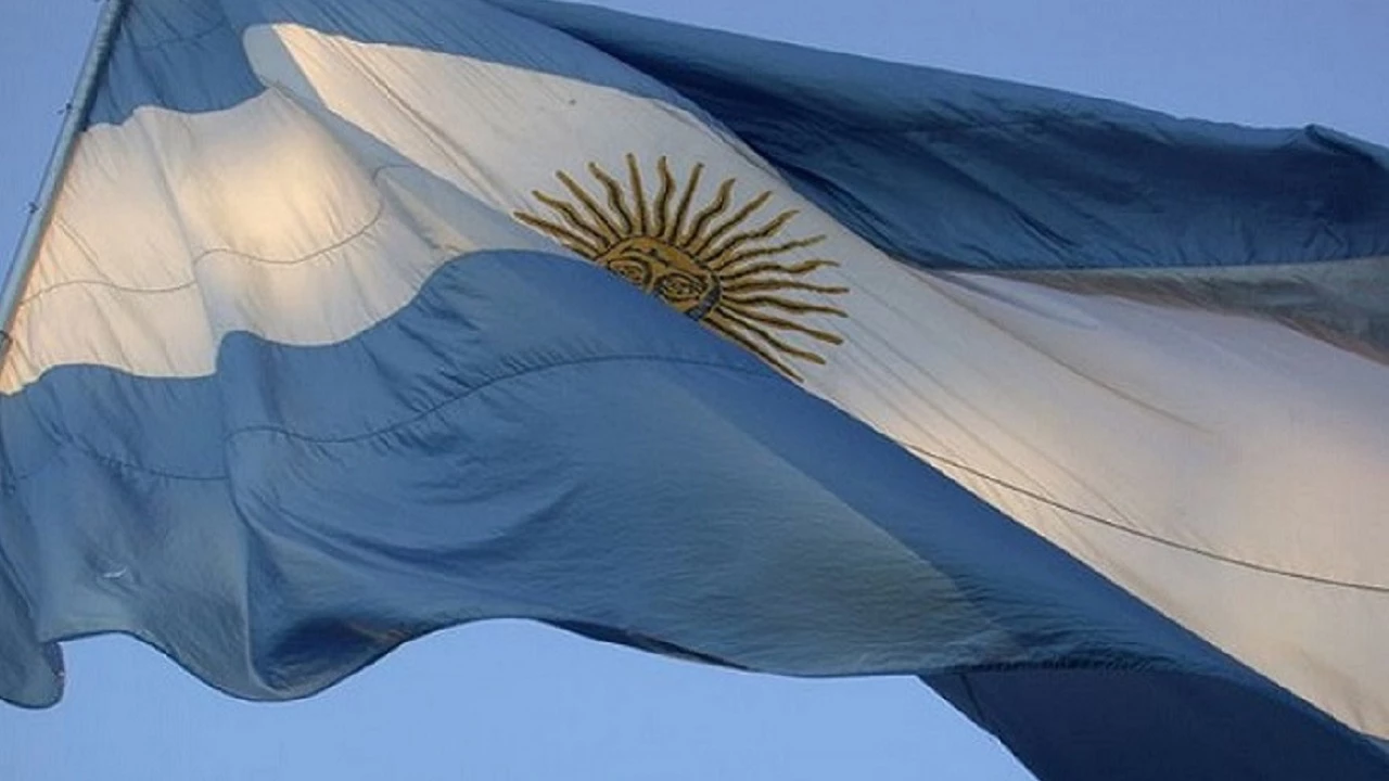 ¿Por qué la bandera argentina tiene un sol en el medio?