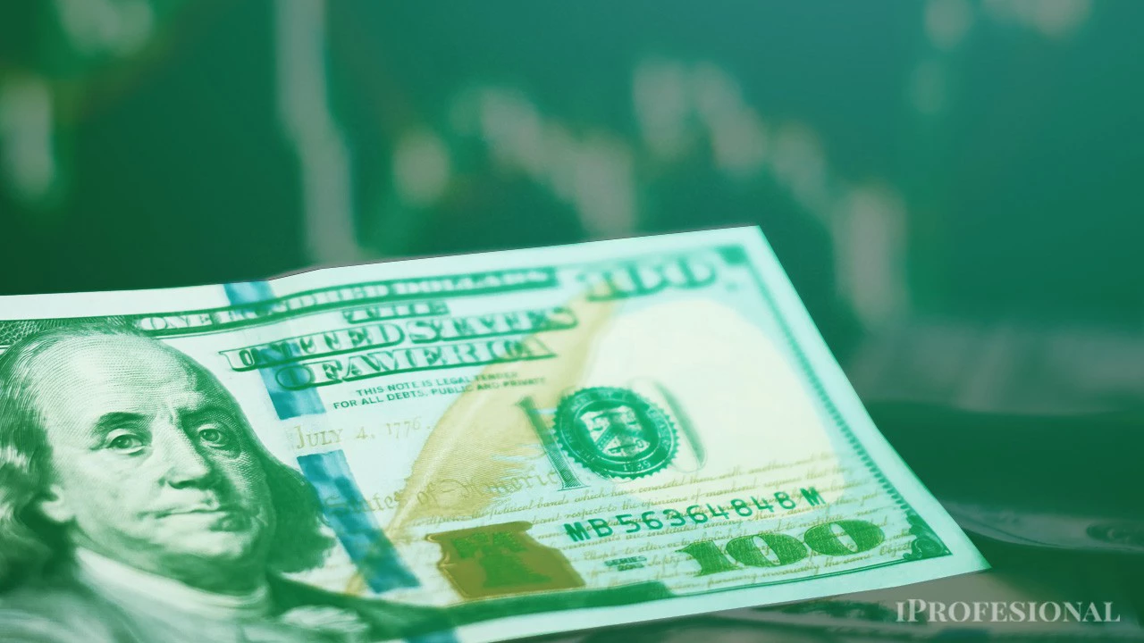 El dólar blue alcanzó un nuevo récord de $1.365 y la brecha cambiaria llegó al 50%