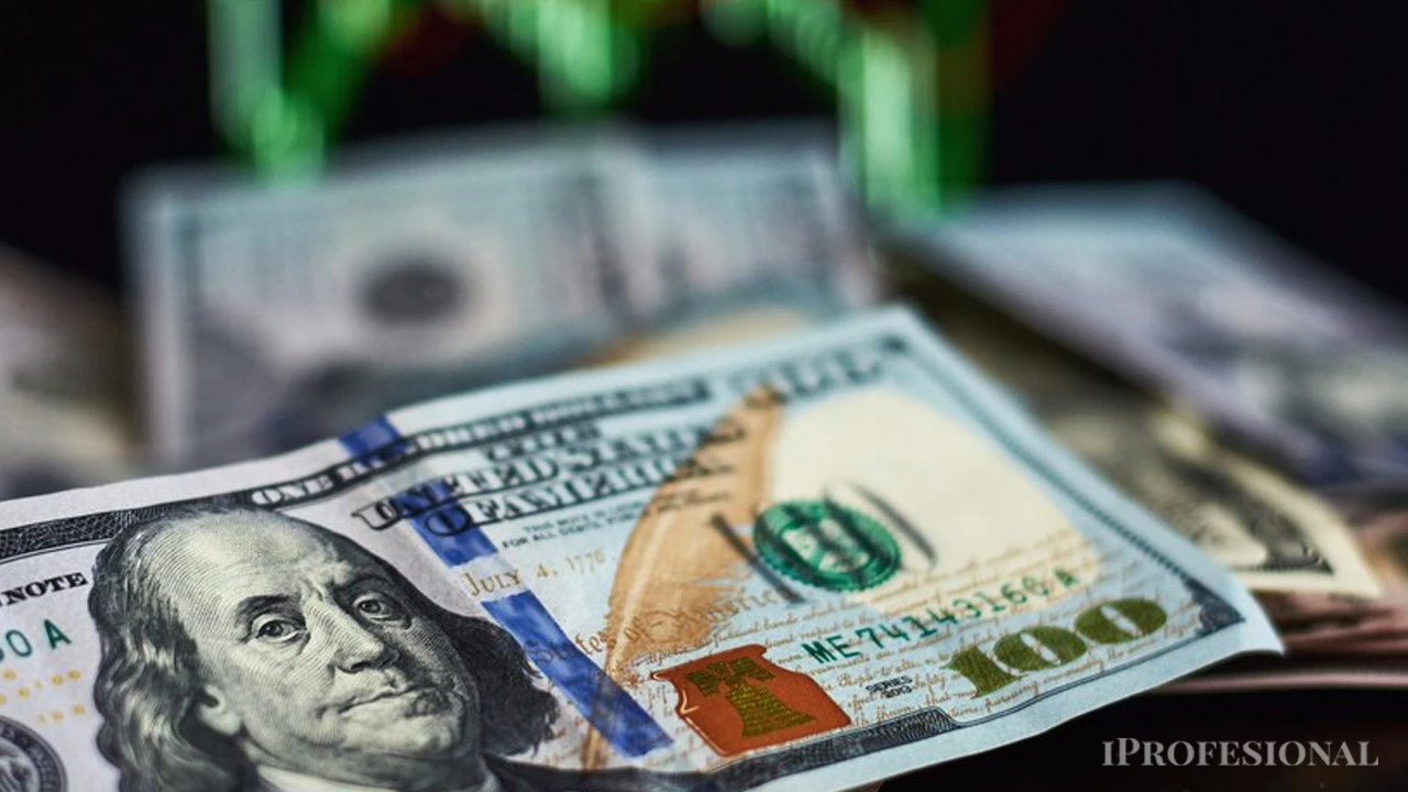 En una jornada de incertidumbre, el dólar blue retrocedió a $1.355