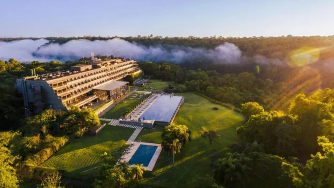 Cuánto cuesta hospedarse en el "mejor hotel de Argentina" con vistas a las Cataratas