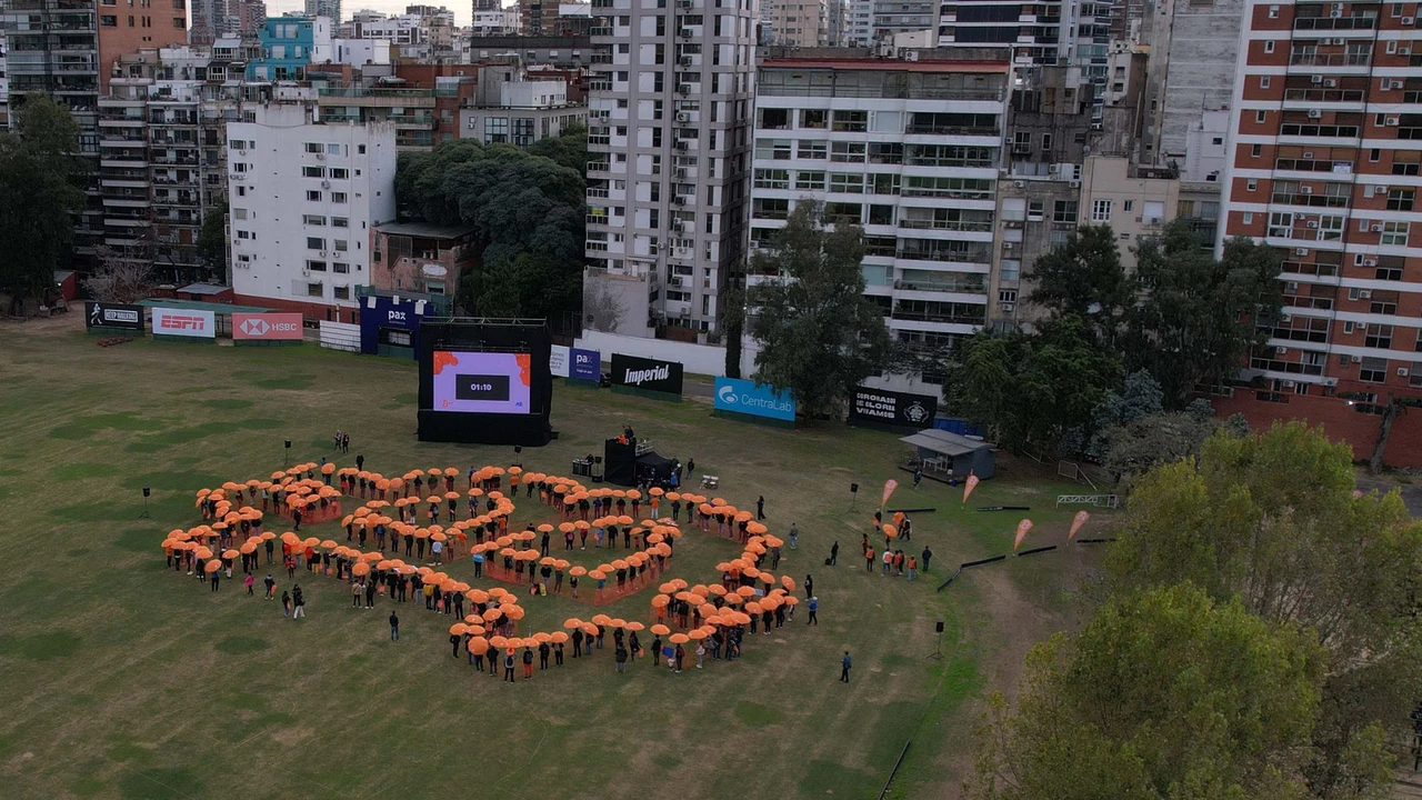 Una ₿ de Bitcoin de 40 mts de alto y más de 500 paraguas naranjas logran un hito histórico