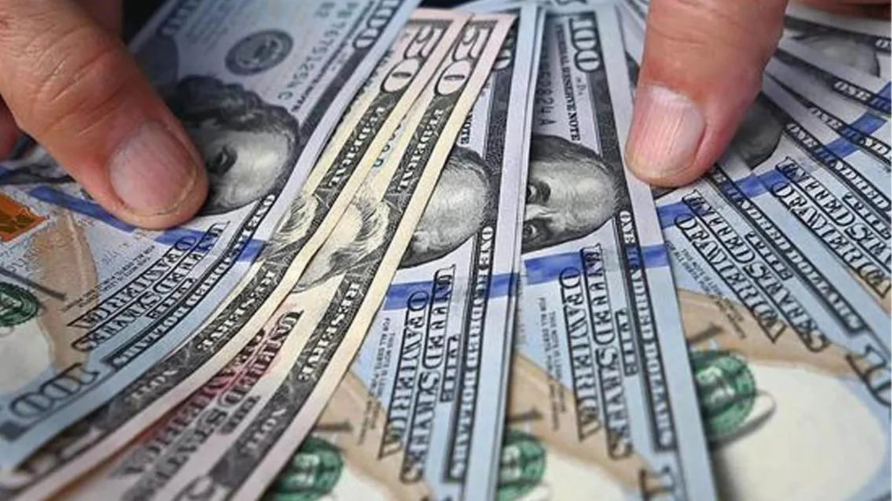 Abrió el mercado con una suba del dólar blue: ¿cuánto cotiza la divisa luego del fracaso de la Ley Ómnibus?