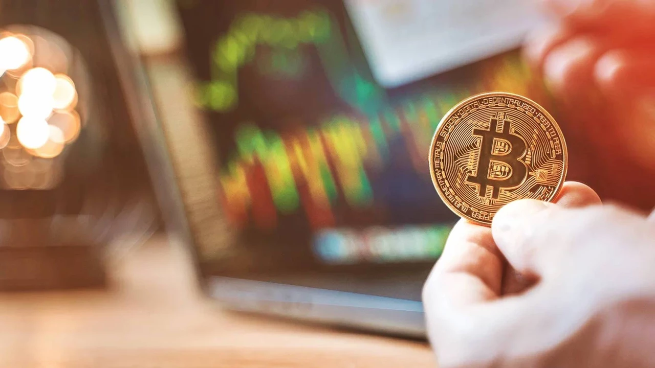 Bitcoin cae tras registrar máximo anual: ¿qué se espera del precio de la criptomoneda?