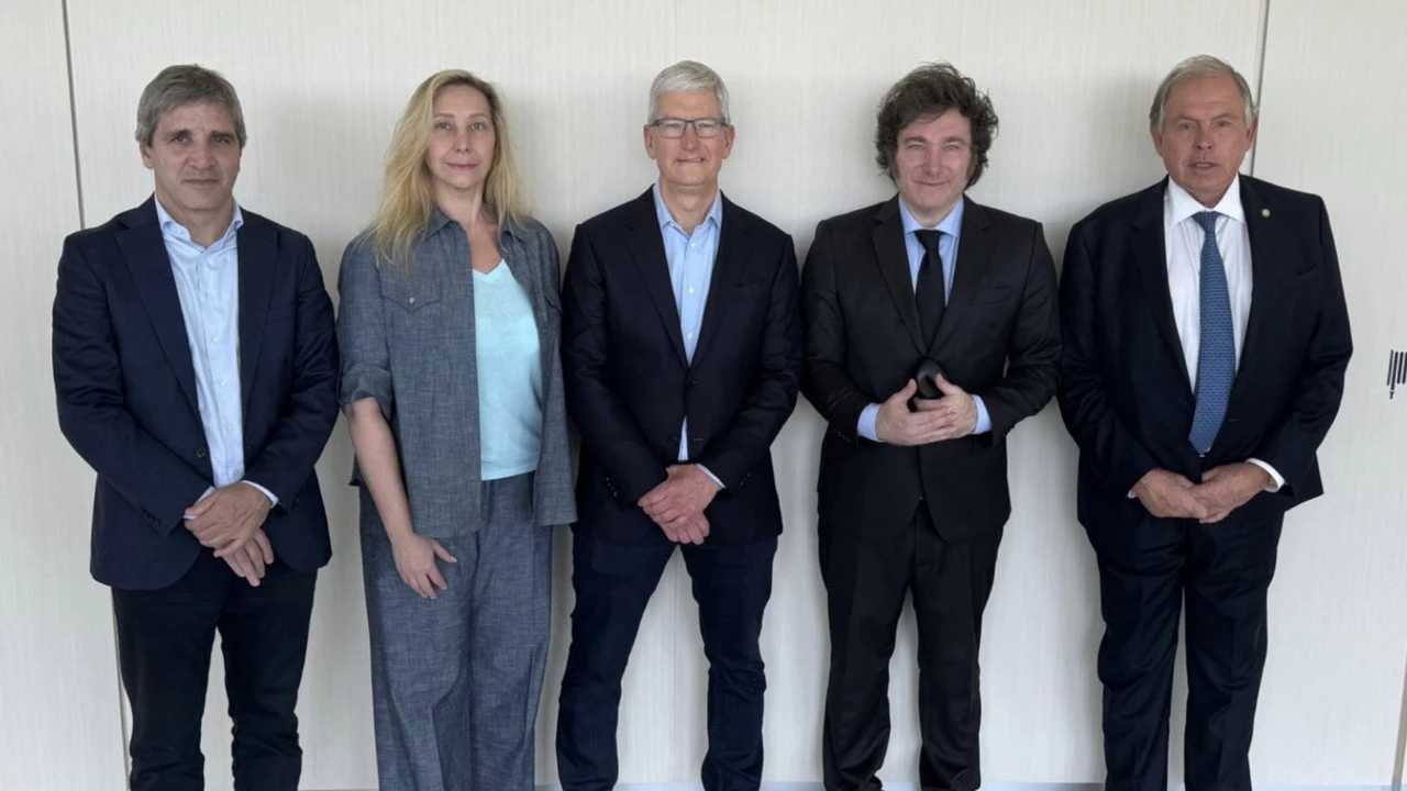 Milei se reunió con el CEO de Apple para atraer inversiones y que Argentina sea líder en tecnología clave