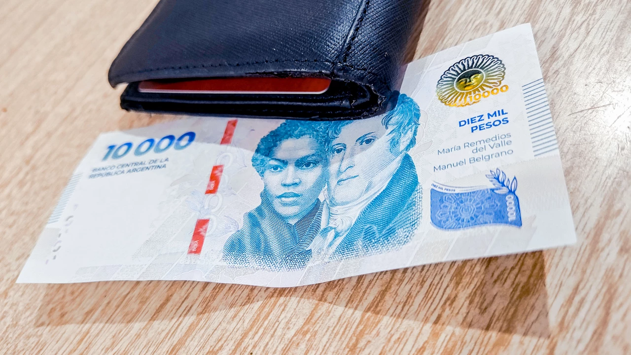 Por qué los nuevos billetes de $10.000 son "figuritas difíciles" de encontrar en los cajeros