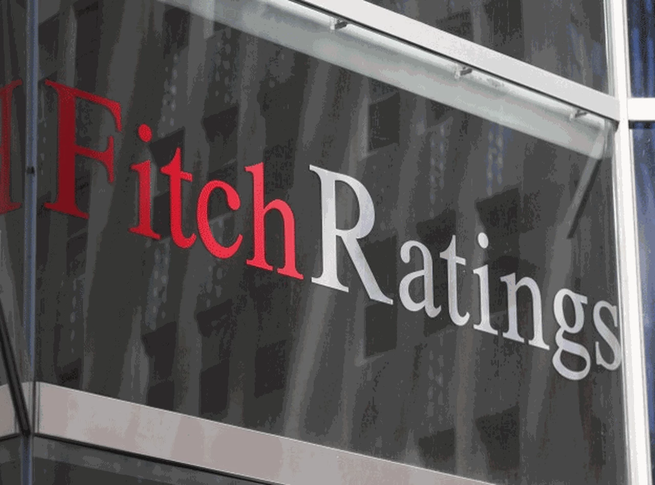 Fitch también le bajó la calificación a YPF, otras nueve empresas, a varias provincias y municipios