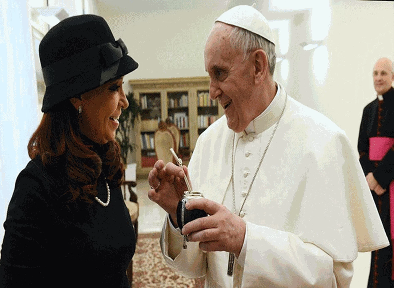 La historia del mate que Cristina Kirchner le regaló al Papa y fenómeno desatado a nivel mundial