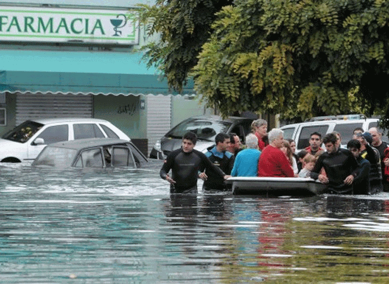 Confirman que subió a 60 la cifra de muertos por el temporal en La Plata