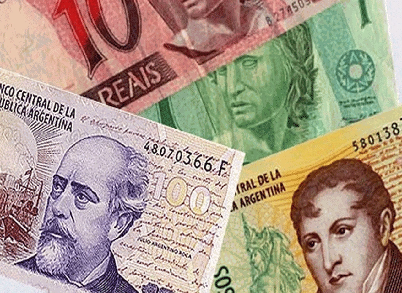 En el partido de las devaluaciones, el peso argentino empata con el real brasileño