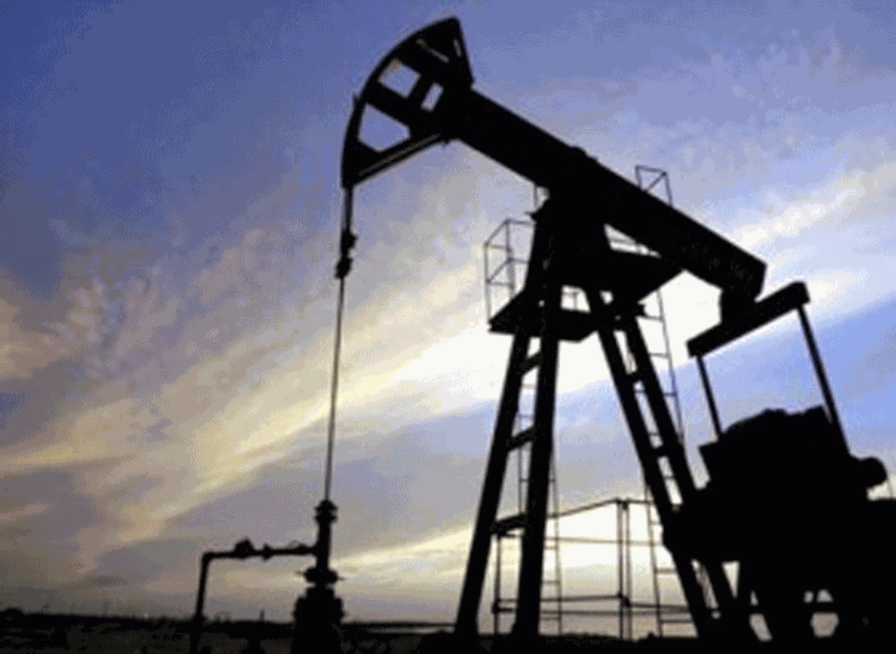 El barril de petróleo baja por primera vez en un año de los 100 dólares