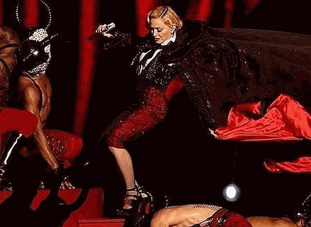 Tras la polémica caí­da de la diva, Armani le responde a Madonna