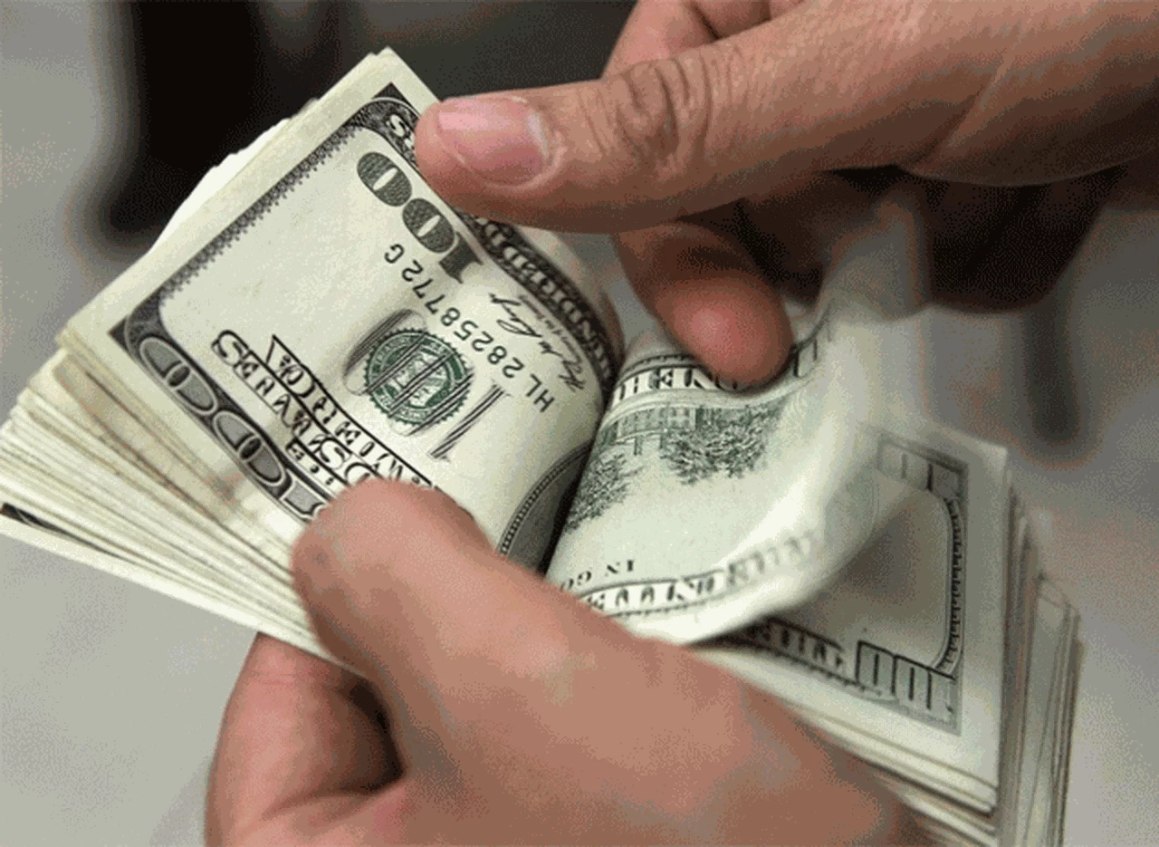 El dólar empezó la semana en alza, con bajo volumen por feriado en EE.UU.