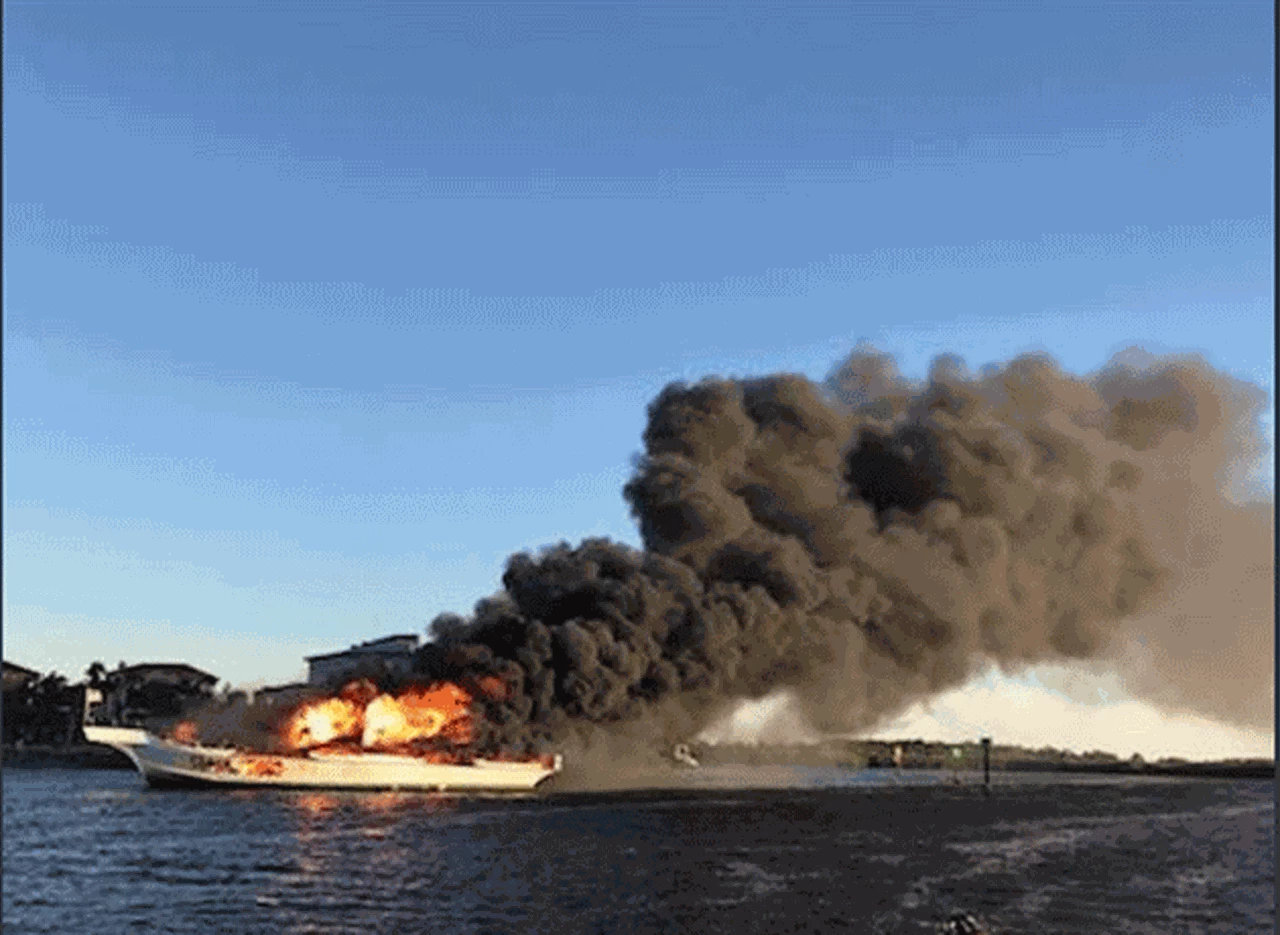 Se incendió un barco que trasladaba a jugadores a un casino-crucero: una mujer murió