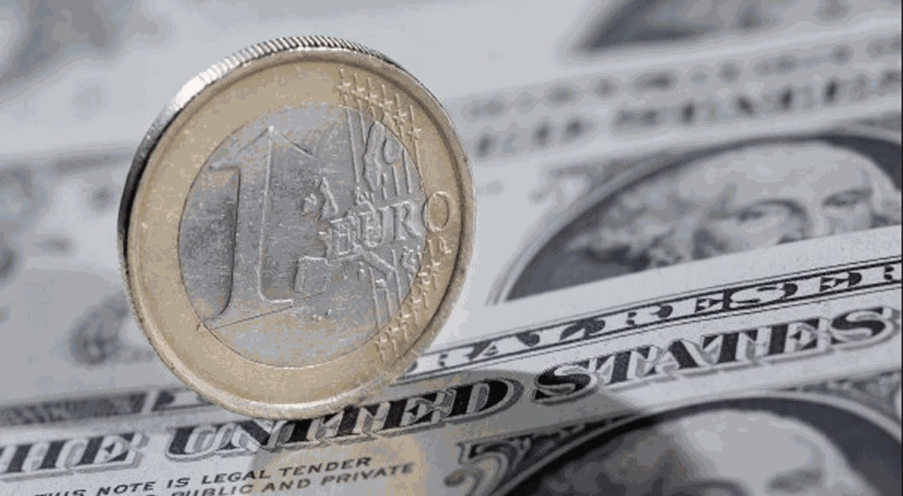 El euro cae a mínimo en más de 20 años frente al dólar