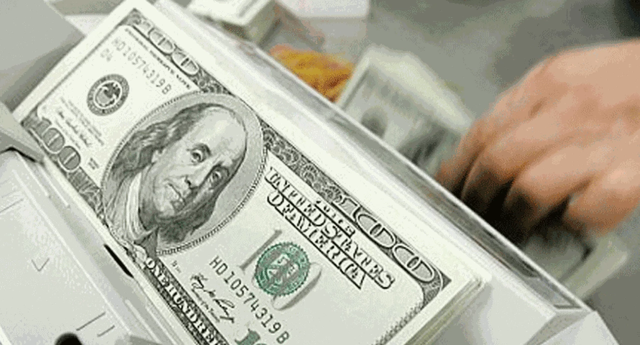 Tasa mata dólar: el BCRA la llevó al 60% y el billete se desplomó hasta $42,26 en el minorista