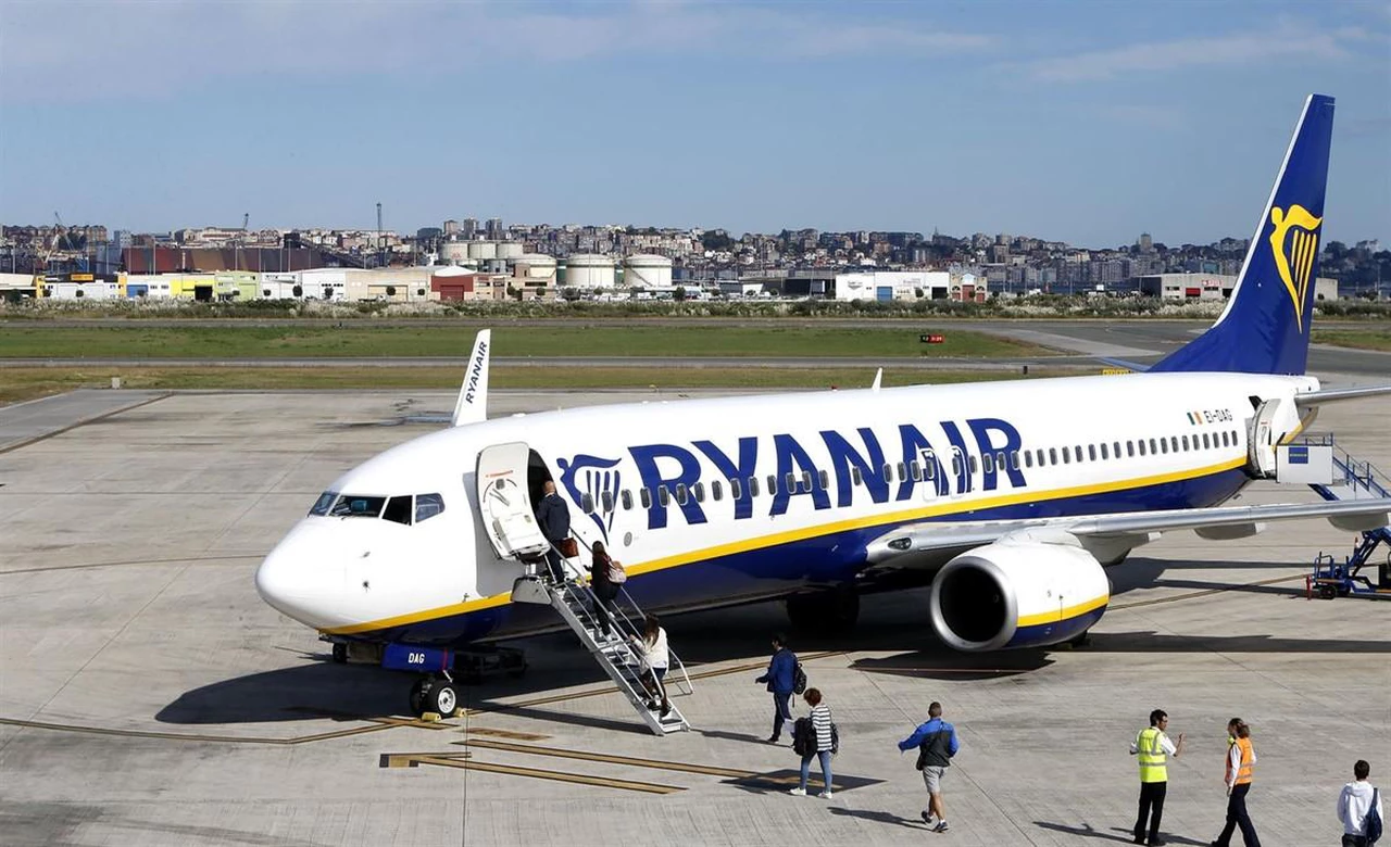 Escándalo en Ryanair: dejaron varados a los pasajeros 12 horas en un avión sin aire y les cobraron el agua