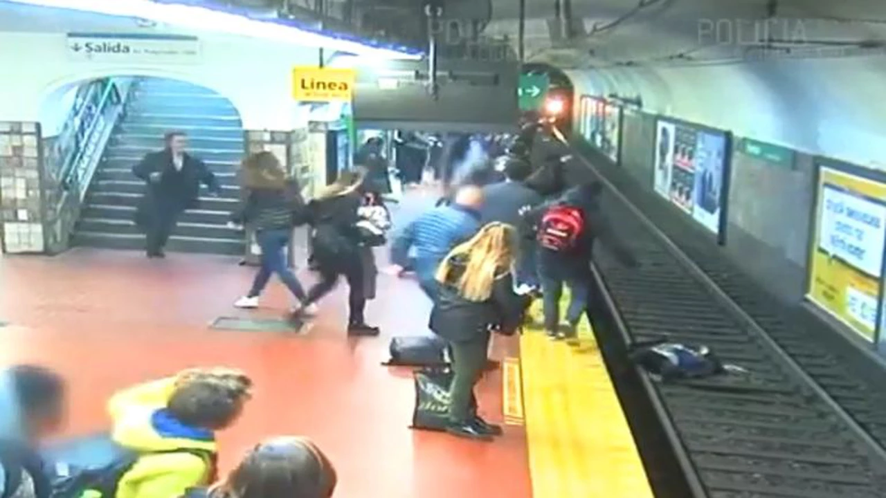 Estremecedor video: un hombre se desmayó y empujó a una mujer a las vías del subte