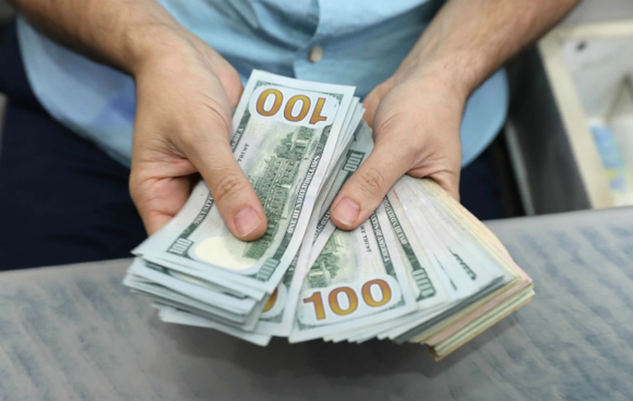 Estable, el dólar solidario se mantuvo sobre los $83 en agencias y bancos de la City porteña