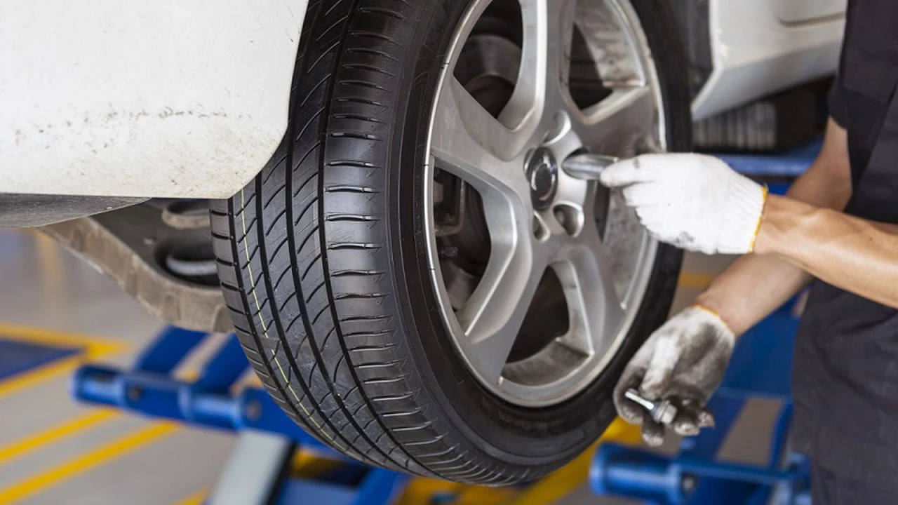 El enorme negocio que están haciendo los argentinos que cambian los neumáticos del auto en Uruguay