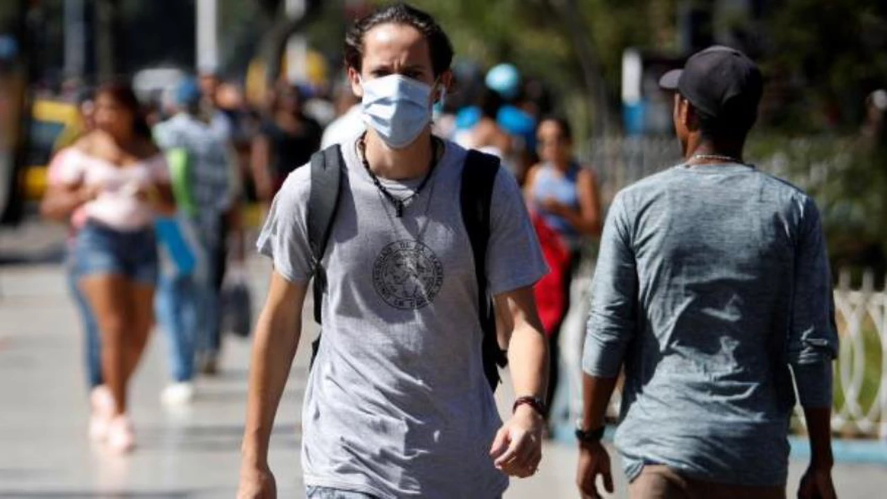 A un año de la pandemia, el aire sigue siendo la clave: por qué nos seguimos contagiando por esta vía