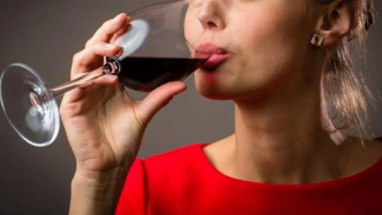 El vino tinto y los dientes: ¿qué efectos tiene esta bebida en la salud bucodental?