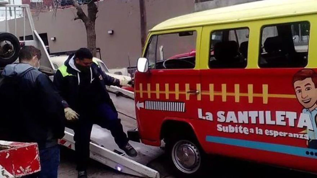 "La Santileta", el vehículo de campaña de Santilli, se rompió y estallaron las redes