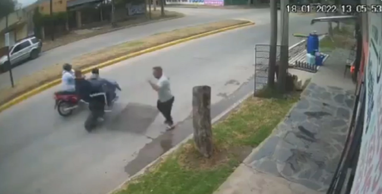 VIDEO Un comerciante evitó un robo tirándole una reja a dos "motochorros"