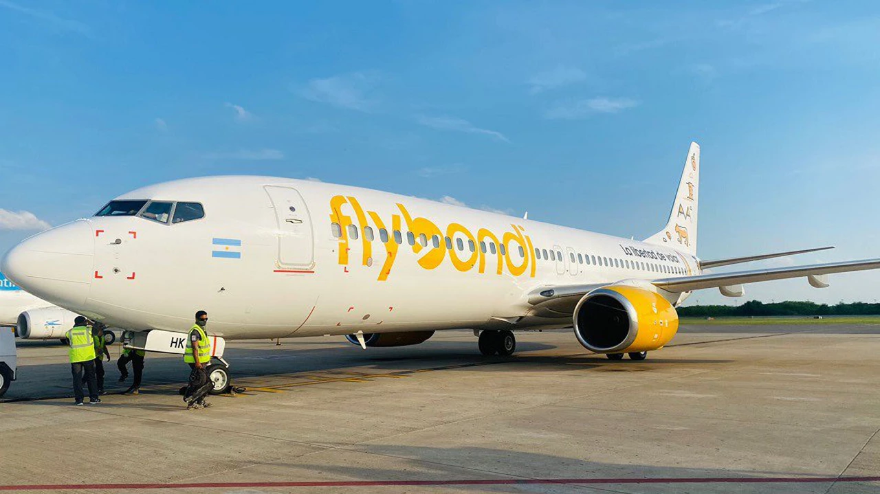 Flybondi busca empleados en Argentina con sueldos de hasta 700.000 pesos