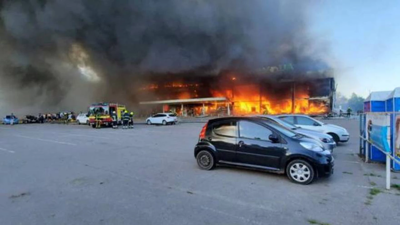 Rusia bombardeó un centro comercial en Ucrania: hay al menos 13 muertos y 40 heridos