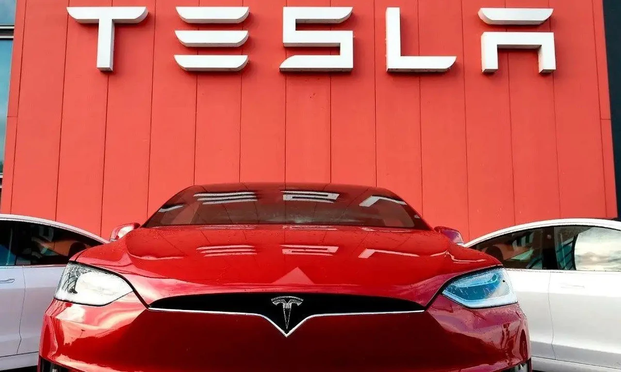 ¿Cuánto paga una acción de Tesla y cómo adquirirla?