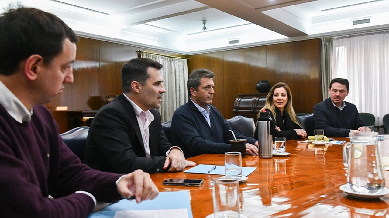 Massa se reunió con la nueva secretaria de Energía, Flavia Royón