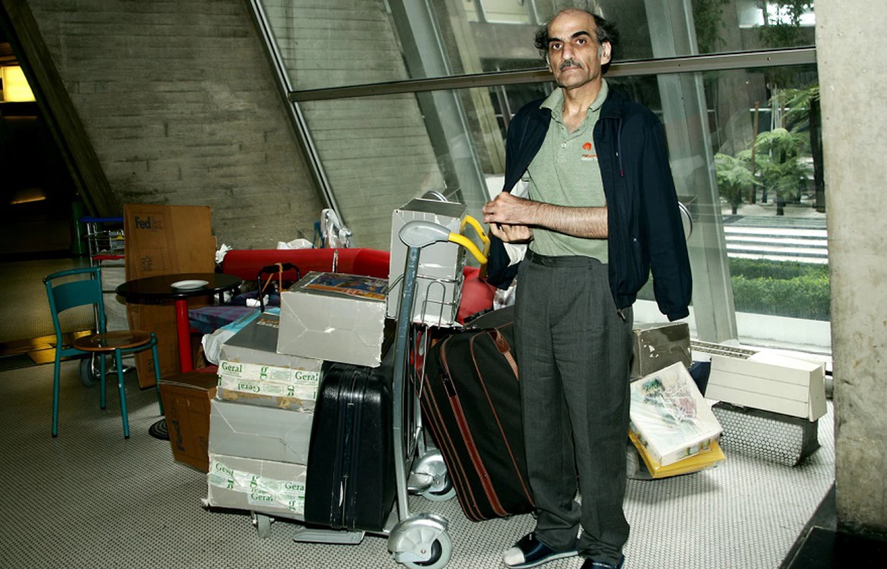 Murió el iraní que vivió 18 años en el aeropuerto de París e inspiró la película "La Terminal"