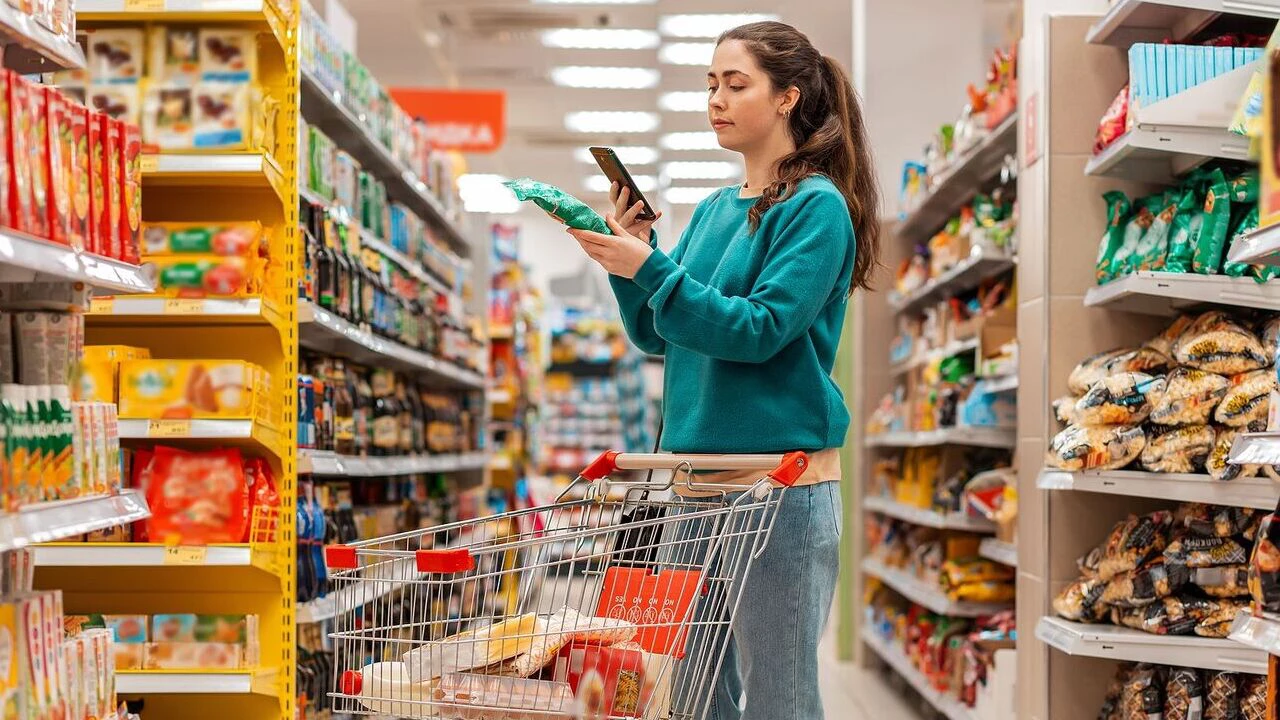 Los consumidores comparan precios y buscan los supermercados más baratos